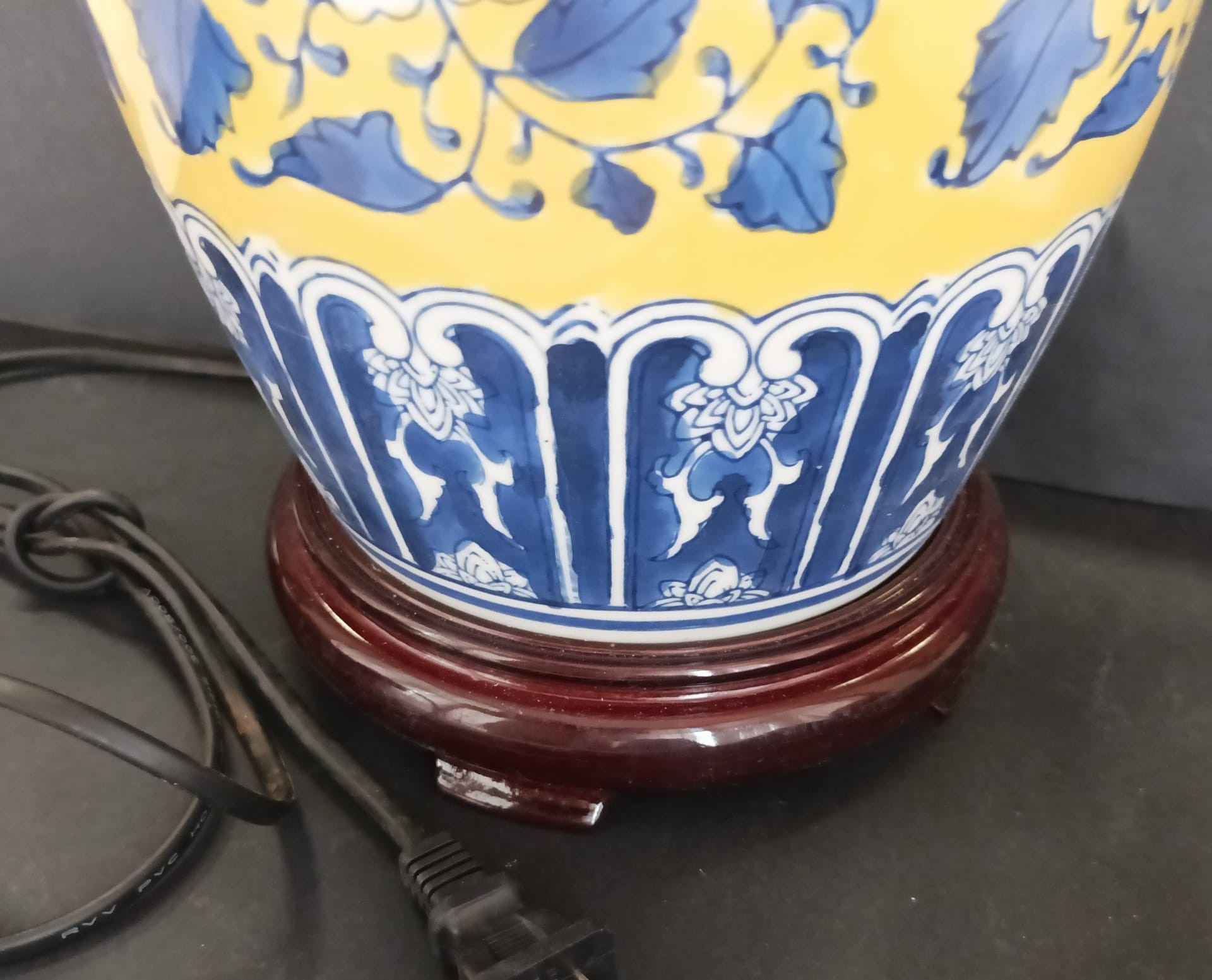 Base de candeeiro em porcelana policroma em tons de amarelo e azul
