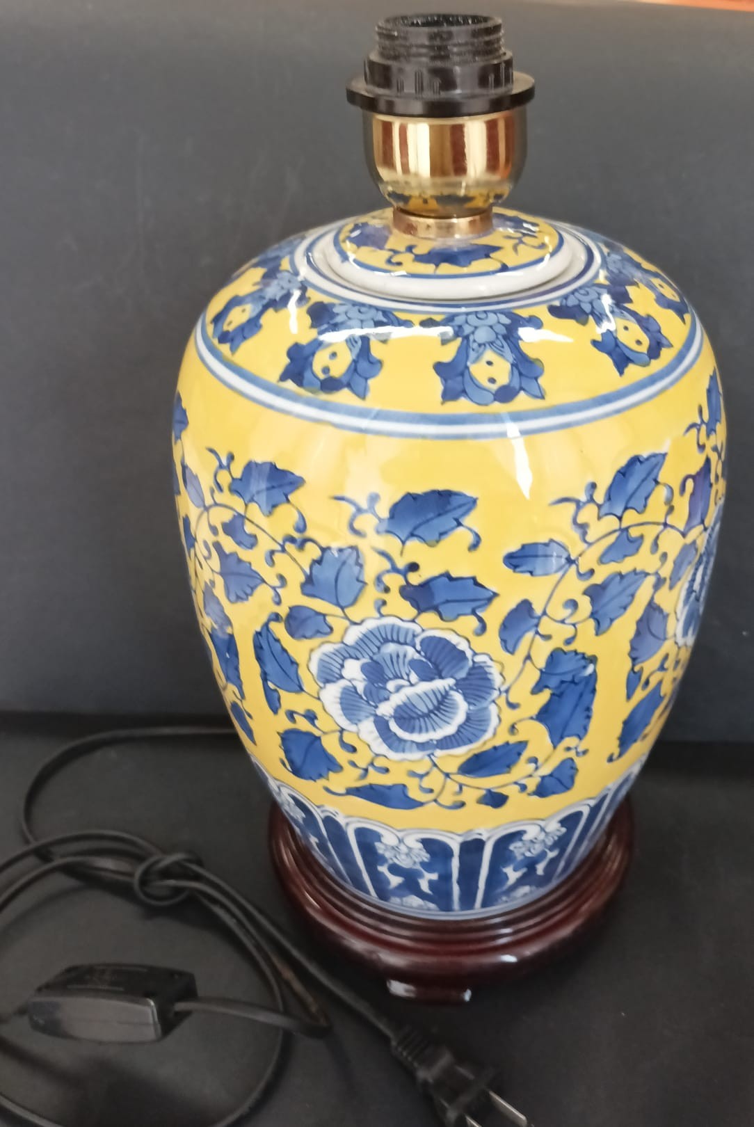 Base de candeeiro em porcelana policroma em tons de amarelo e azul