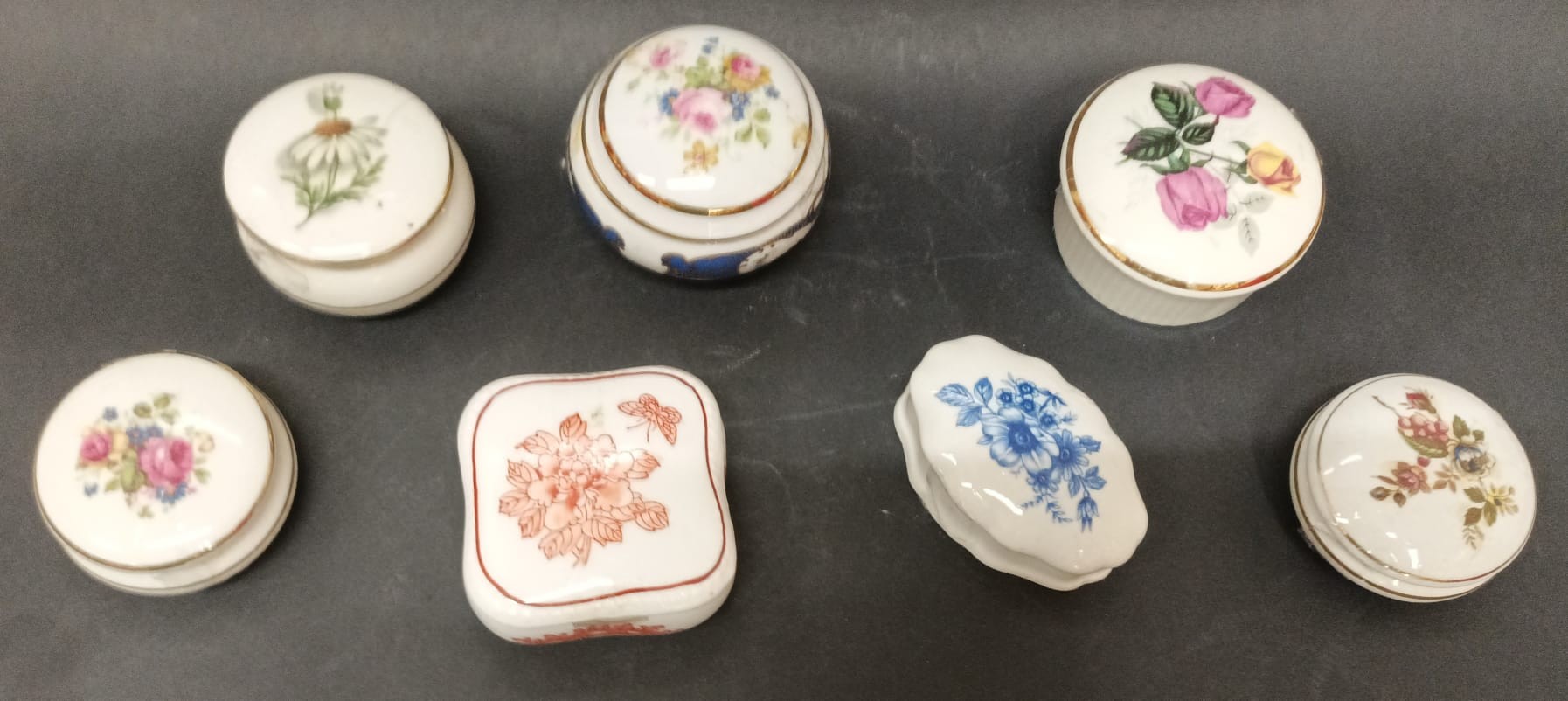 Conjunto de sete caixas em porcelana policroma com decoração floral