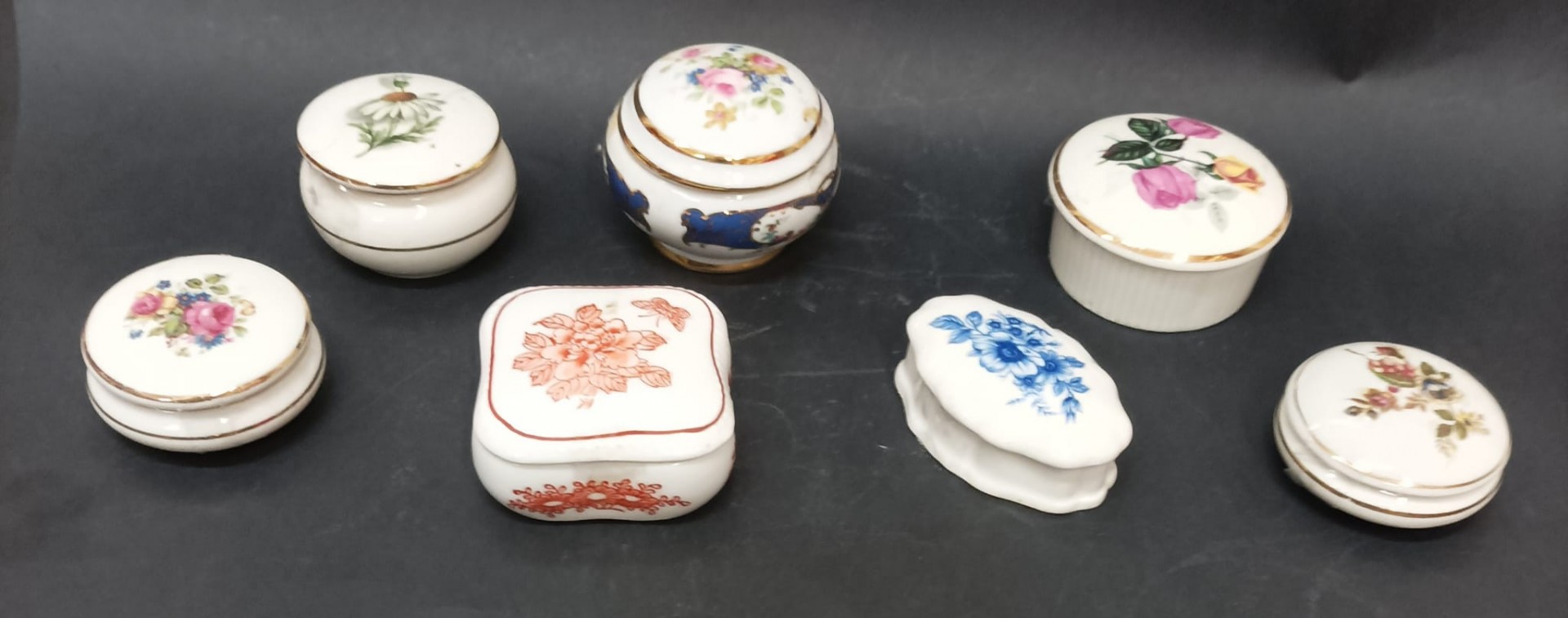 Conjunto de sete caixas em porcelana policroma com decoração floral
