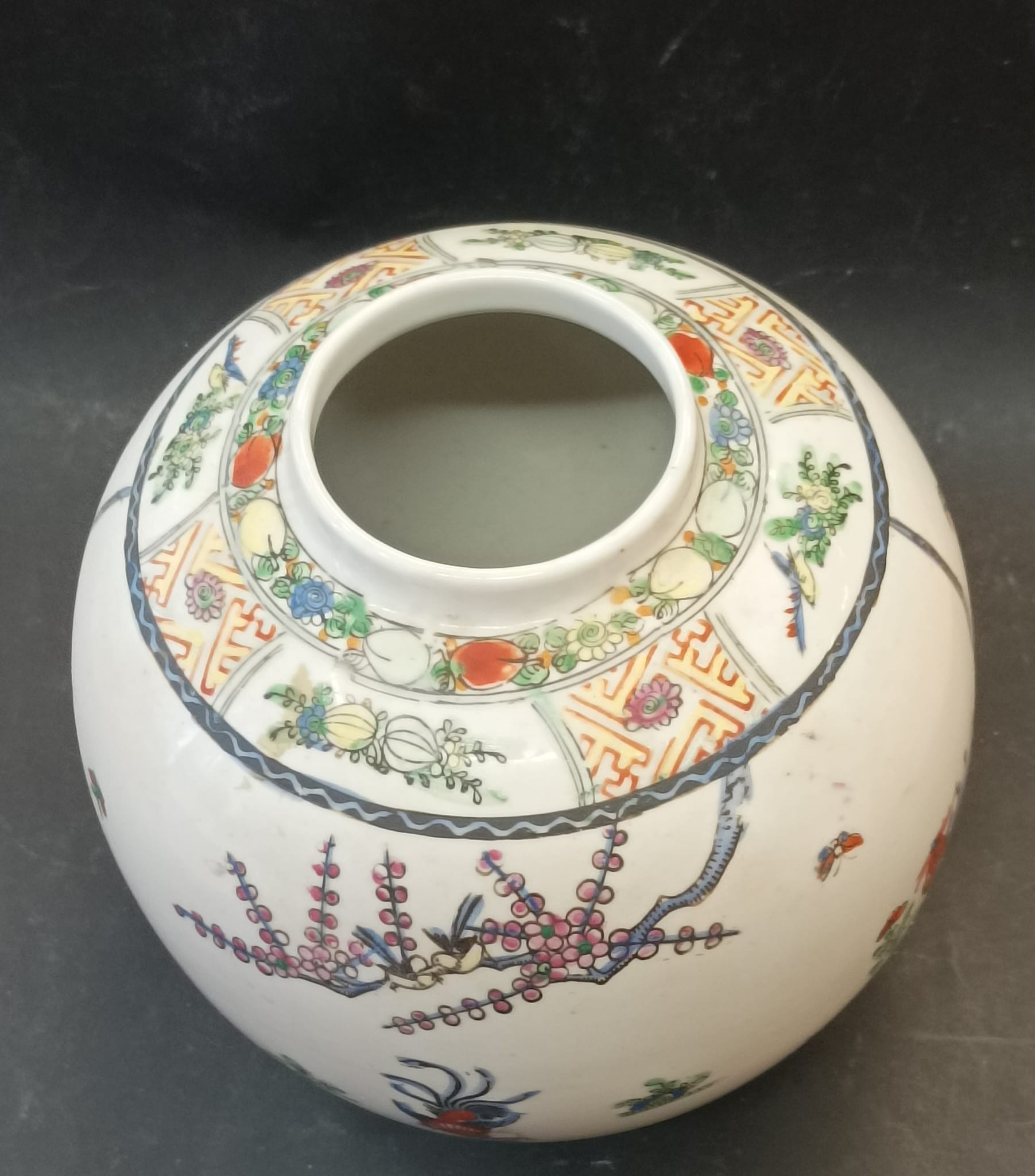 Jarra em porcelana policroma, com decoração floral e galos