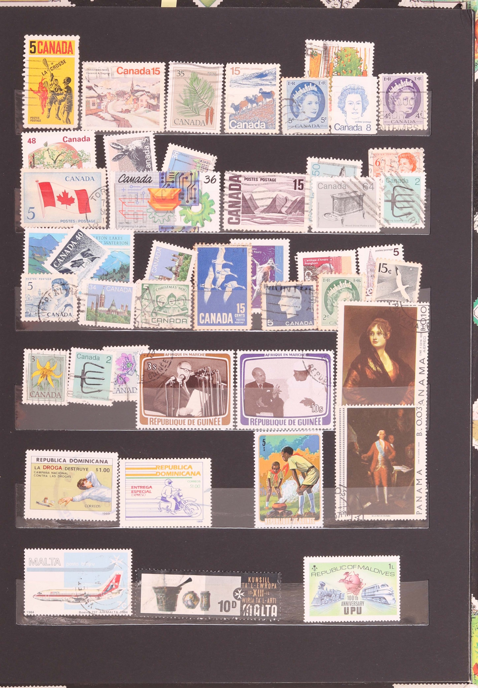 Coleção de cerca 500 selos de vários países mundiais, incluindo muitos das ex-colónias Portuguesas no ultramar