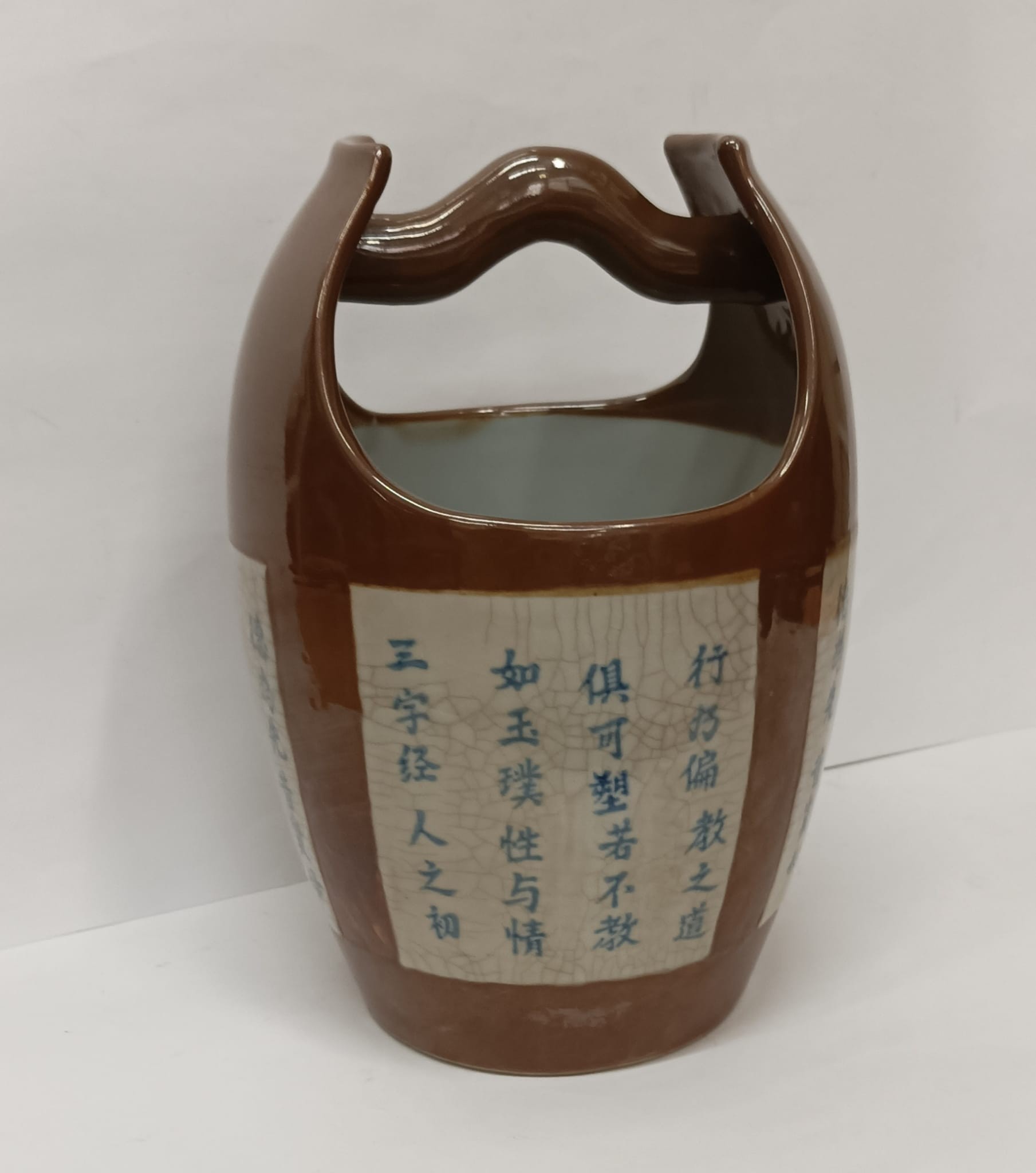 Recipiente em forma de celha com reservas com caracteres chineses