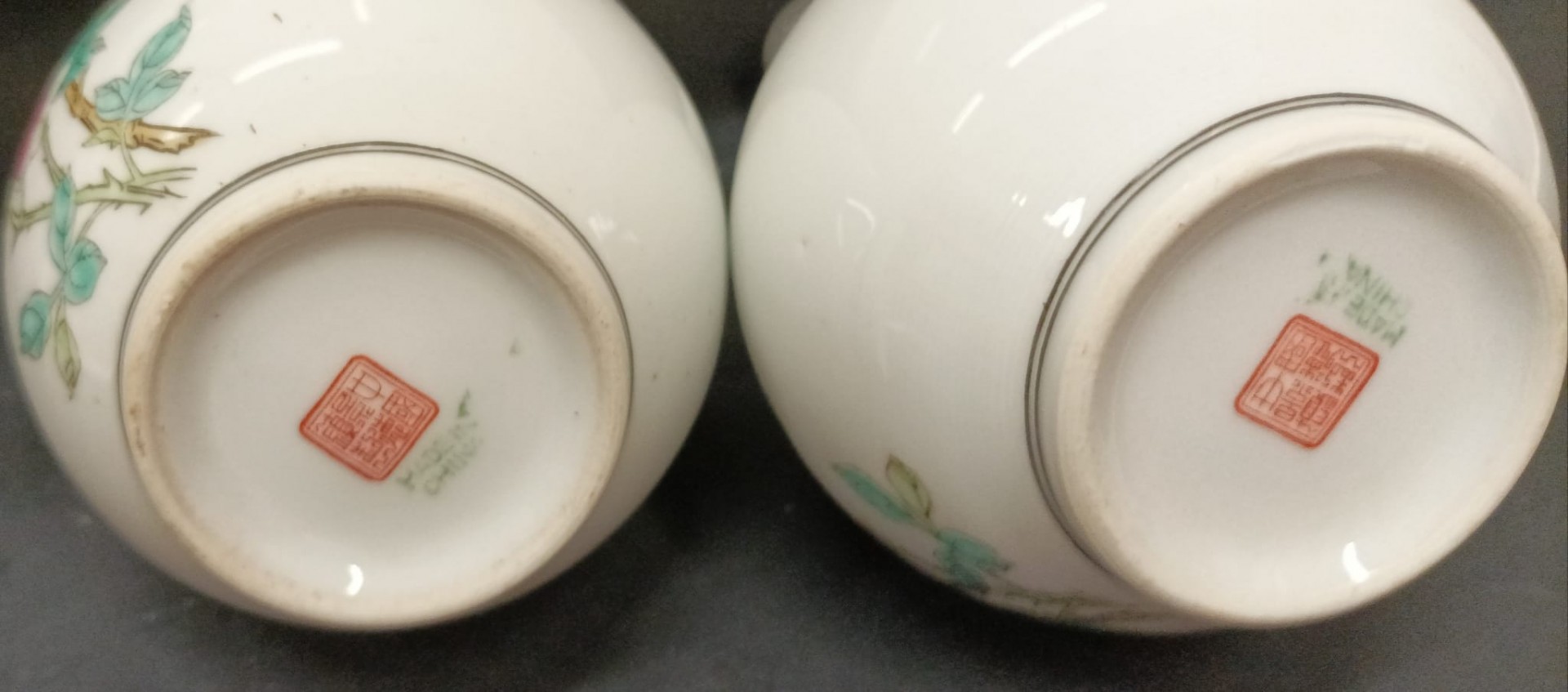 Par de jarras em porcelana com vegetação e pássaros