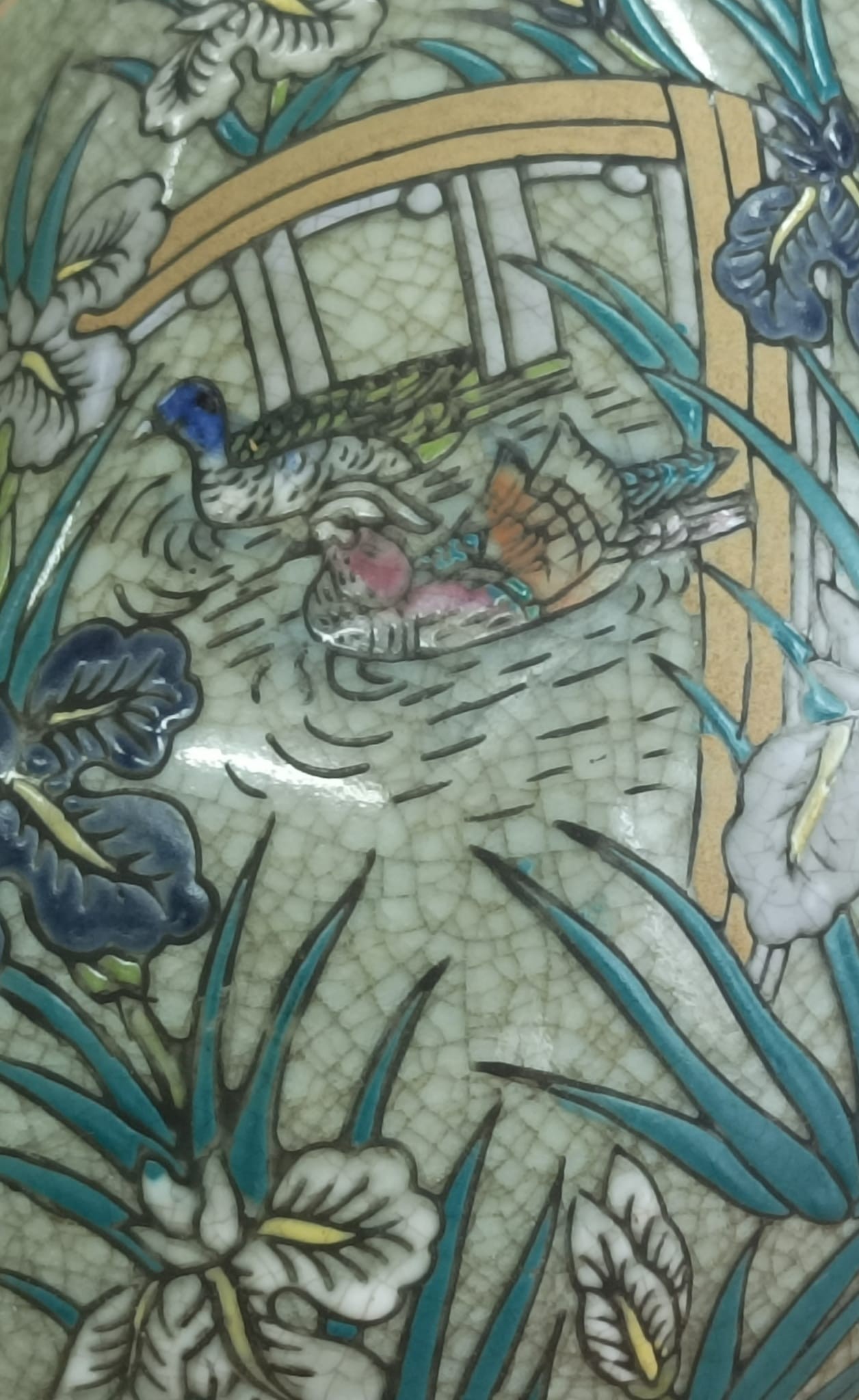 Gato em porcelana celadon, decoração com vegetação e pássaros