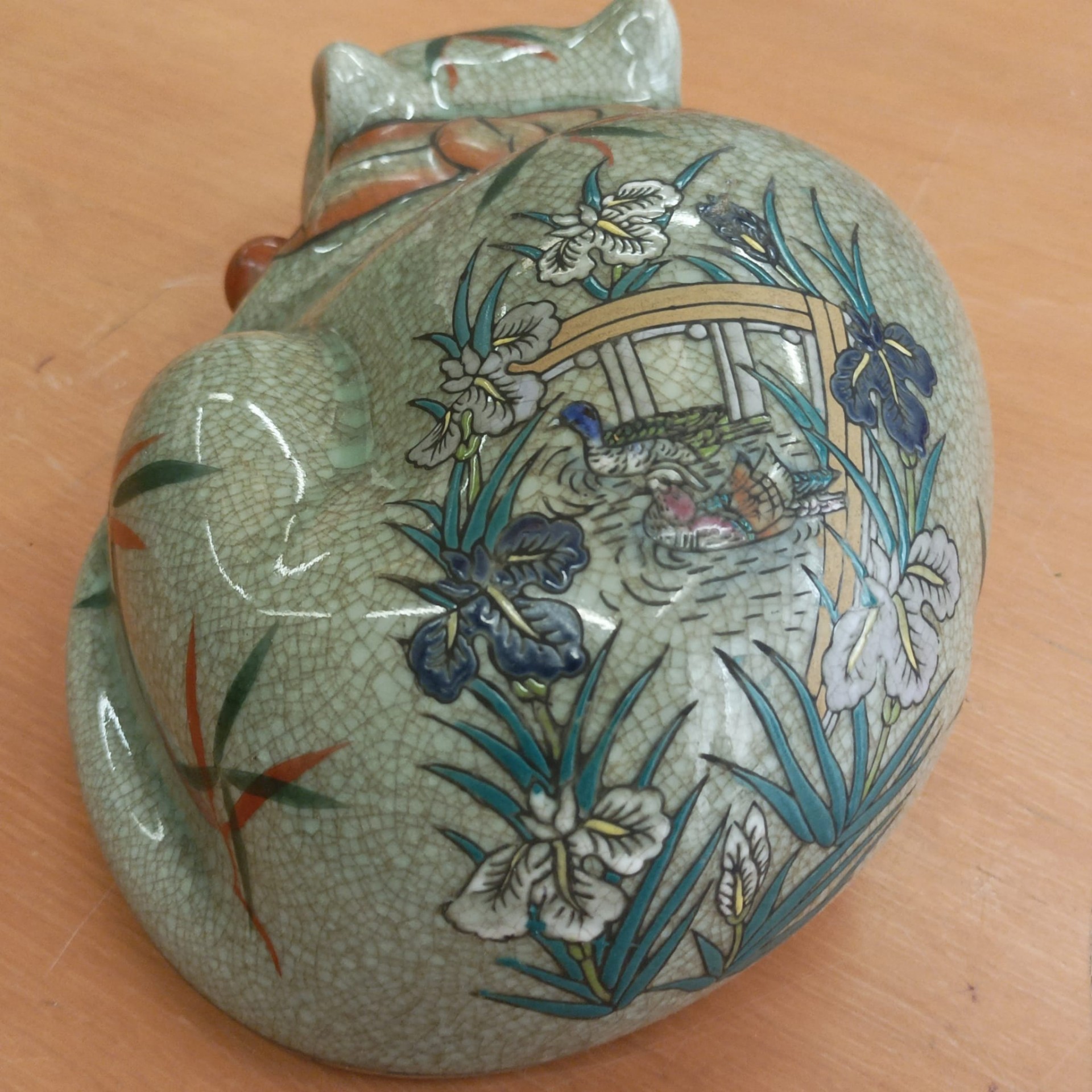 Gato em porcelana celadon, decoração com vegetação e pássaros