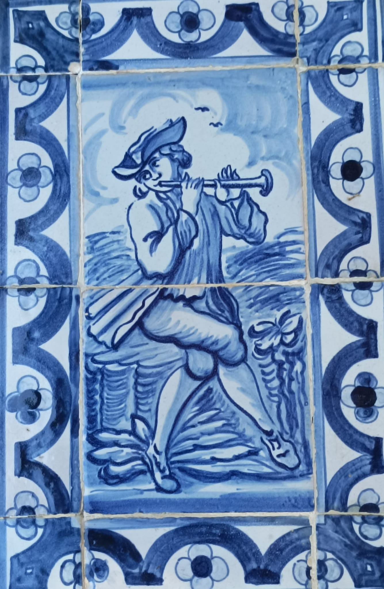 Flautista, painel de doze (12) azulejos em tons de azul.