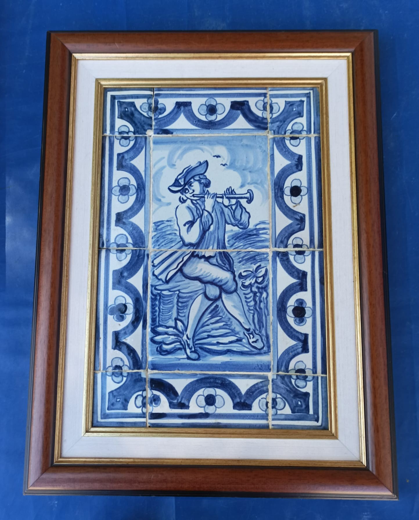 Flautista, painel de doze (12) azulejos em tons de azul.
