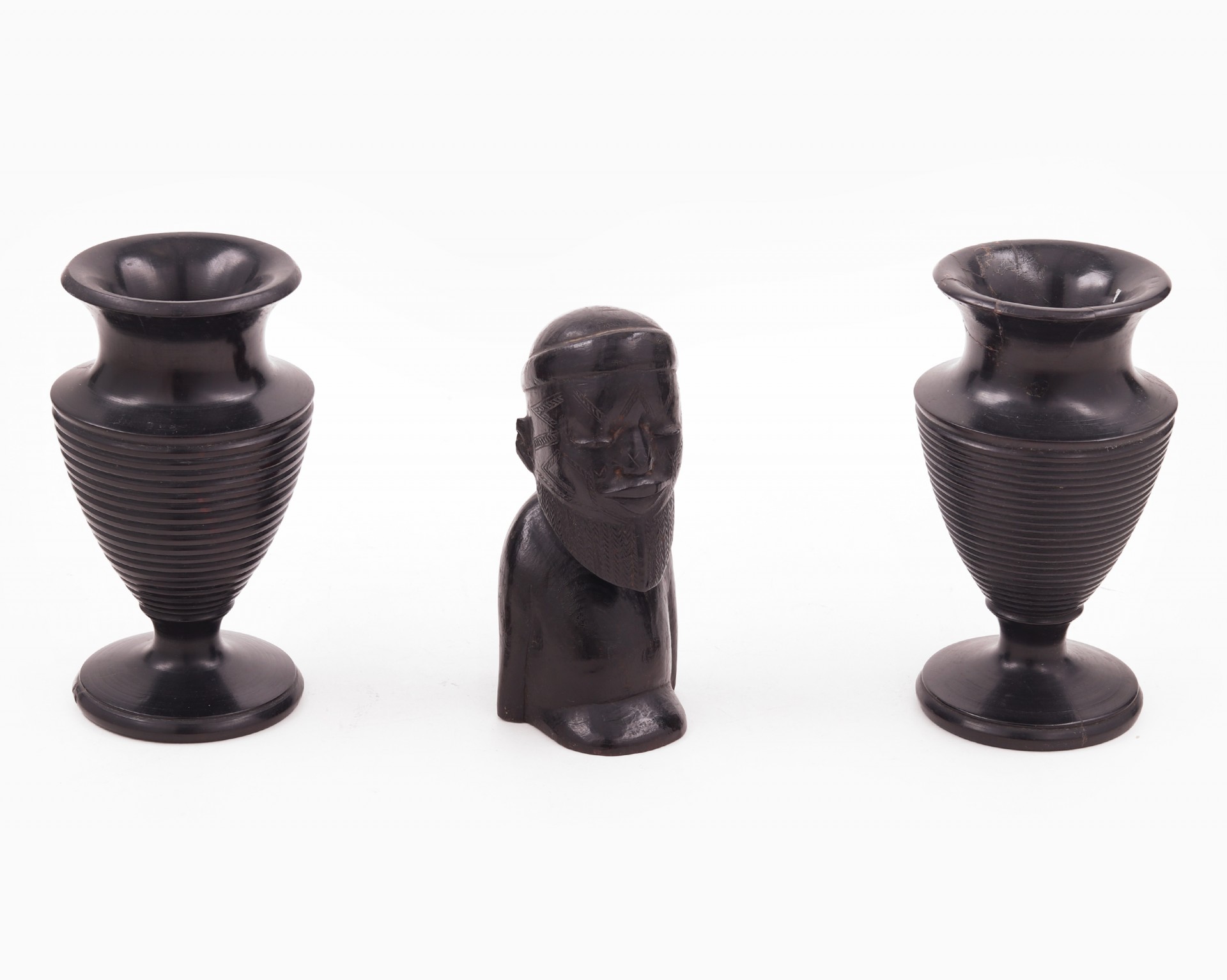 Par de jarras e busto africanos