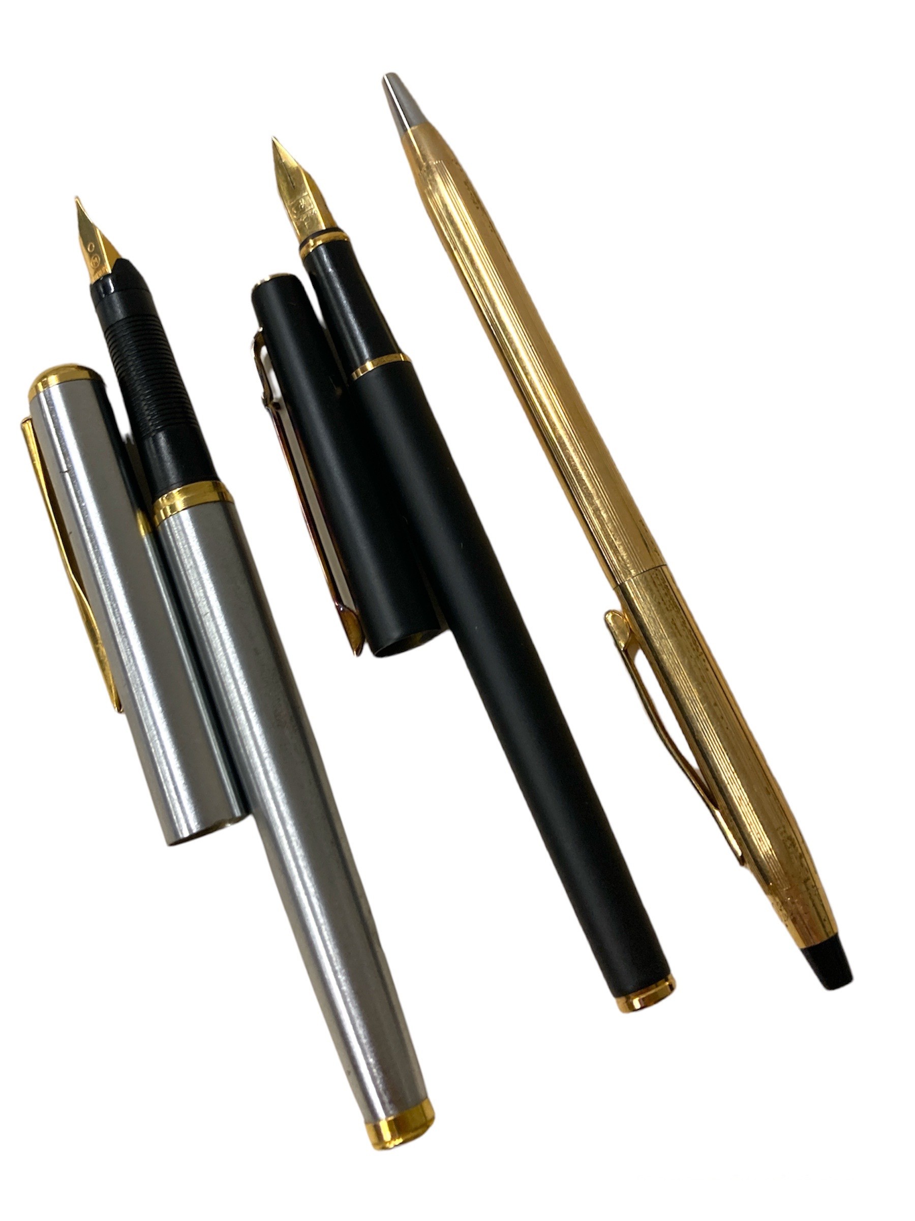 Duas canetas e aparo e esferográfica