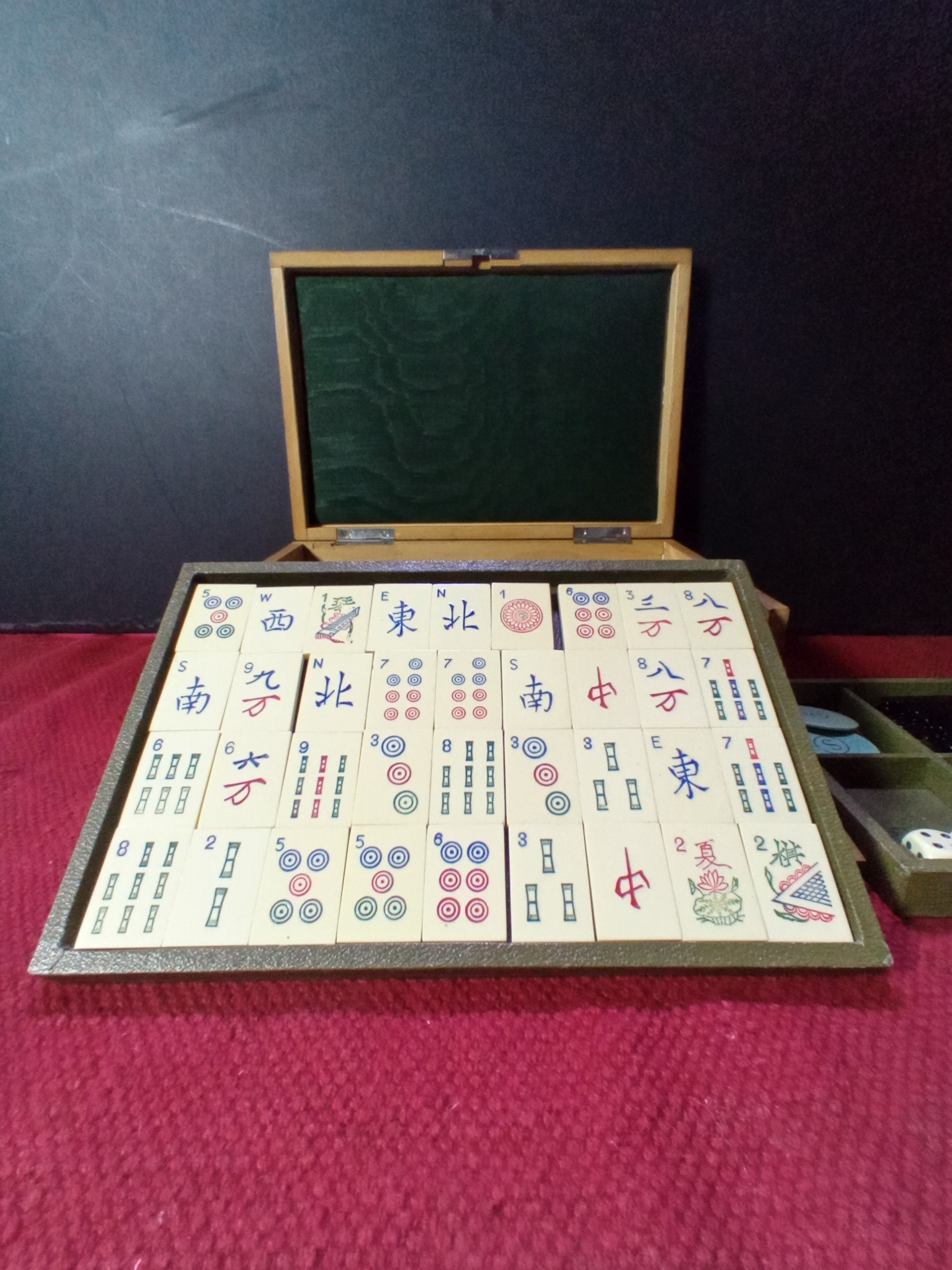 Caixa em madeira com jogo Mahjong em resina, 2ª metade séc. XX