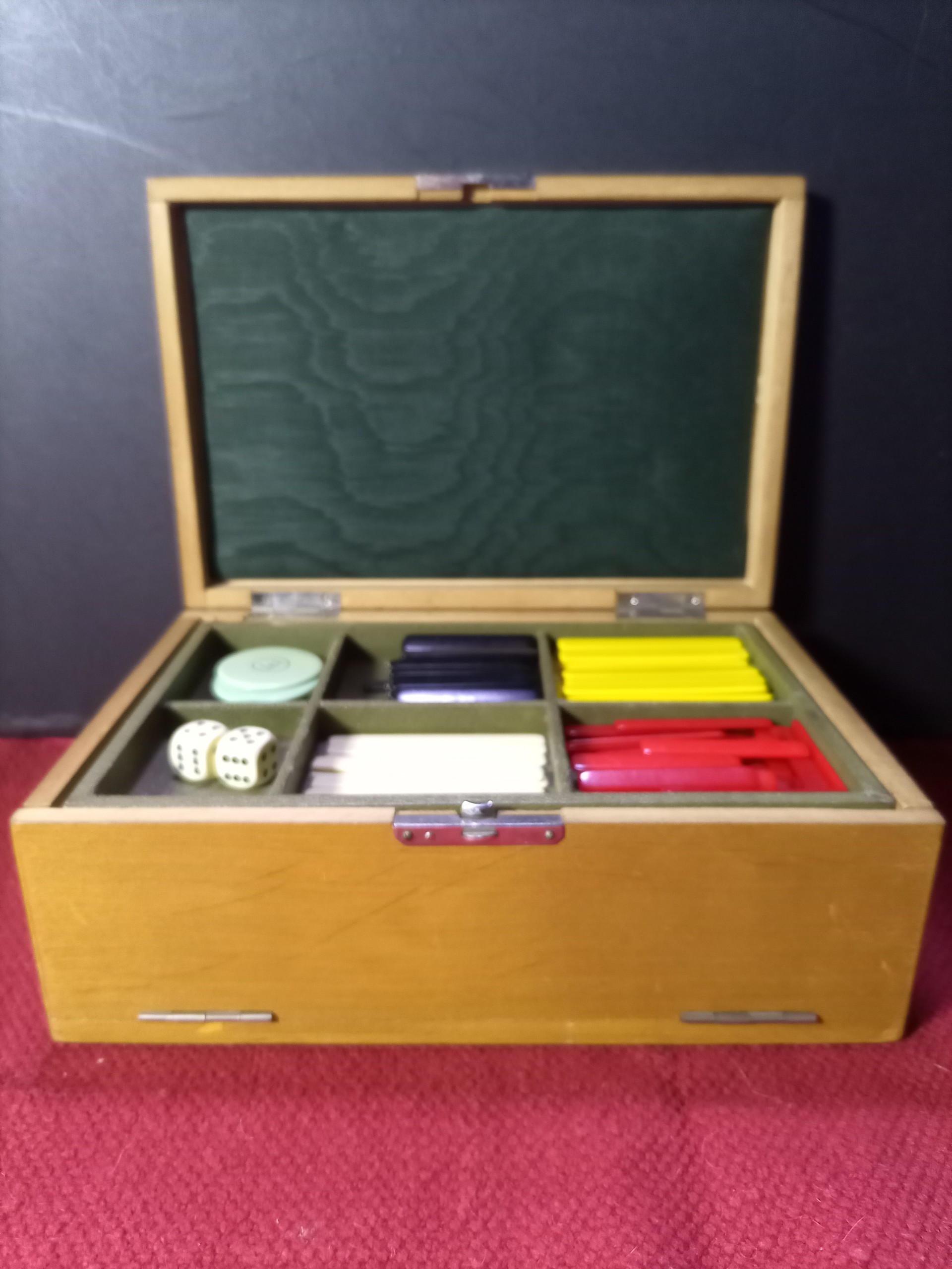 Caixa em madeira com jogo Mahjong em resina, 2ª metade séc. XX –  Antiguidades e Colecionáveis