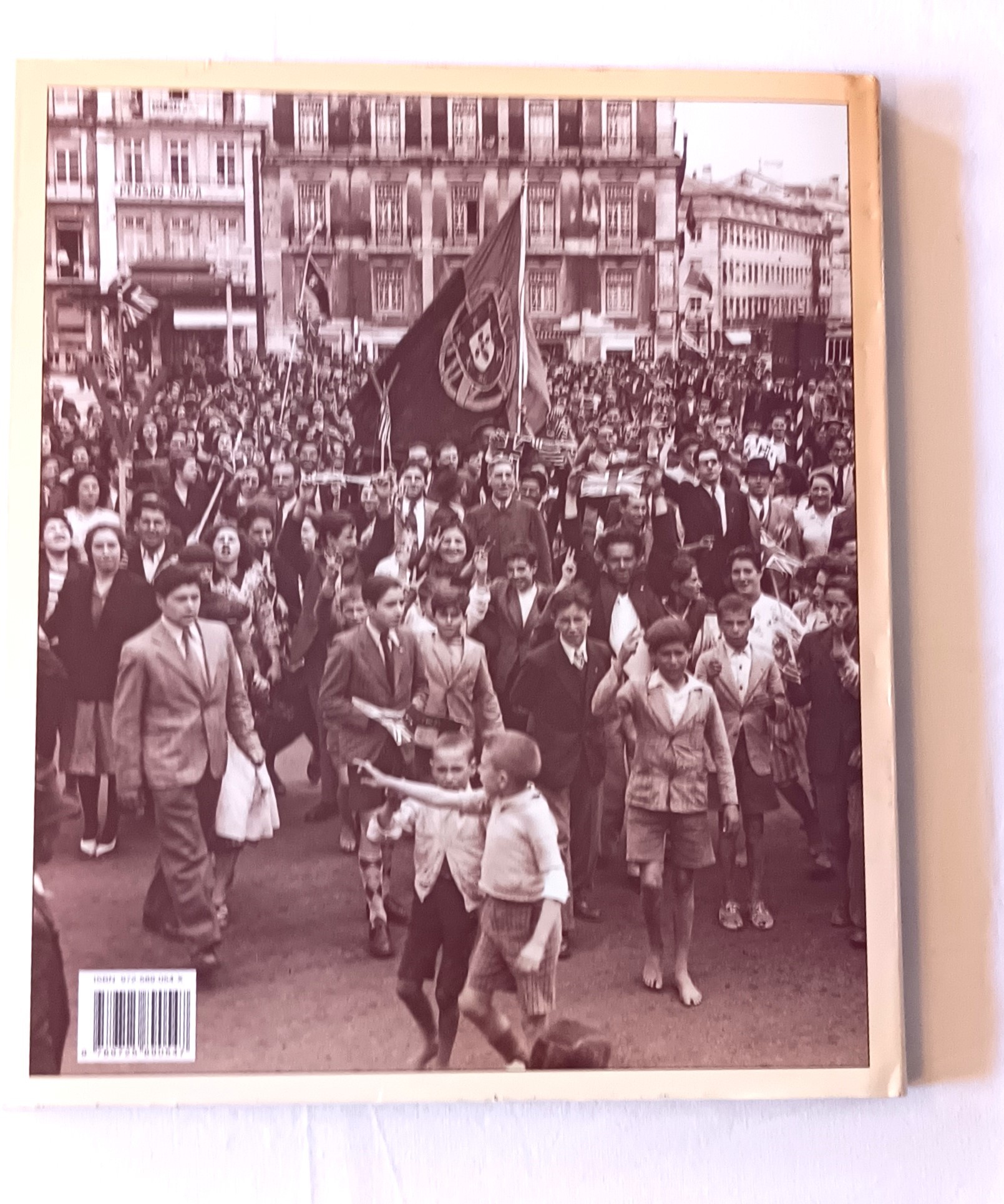 Lisboa nos anos 40  longe da guerra 