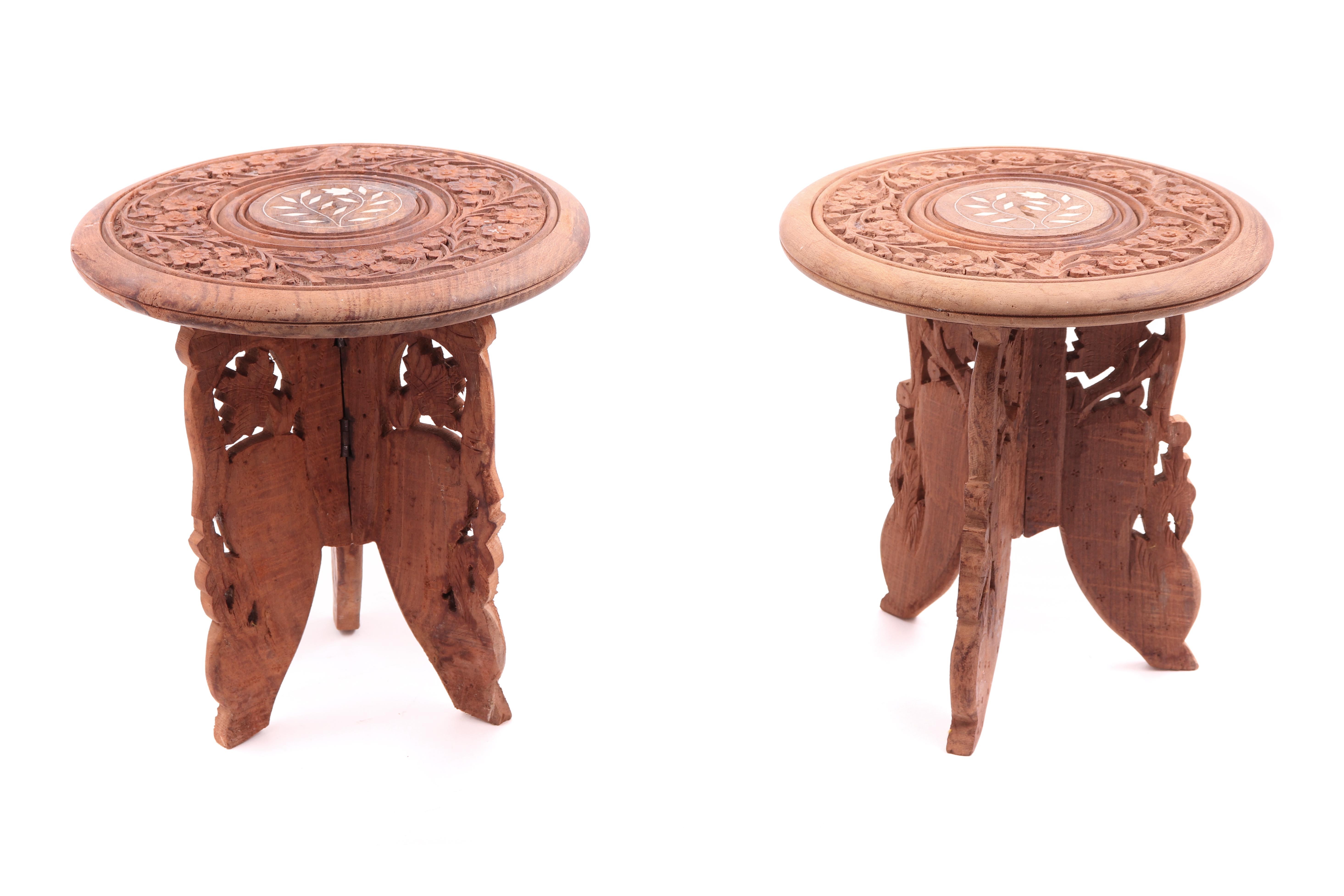 Par de pequenas mesas de apoio articuladas em madeira (2)