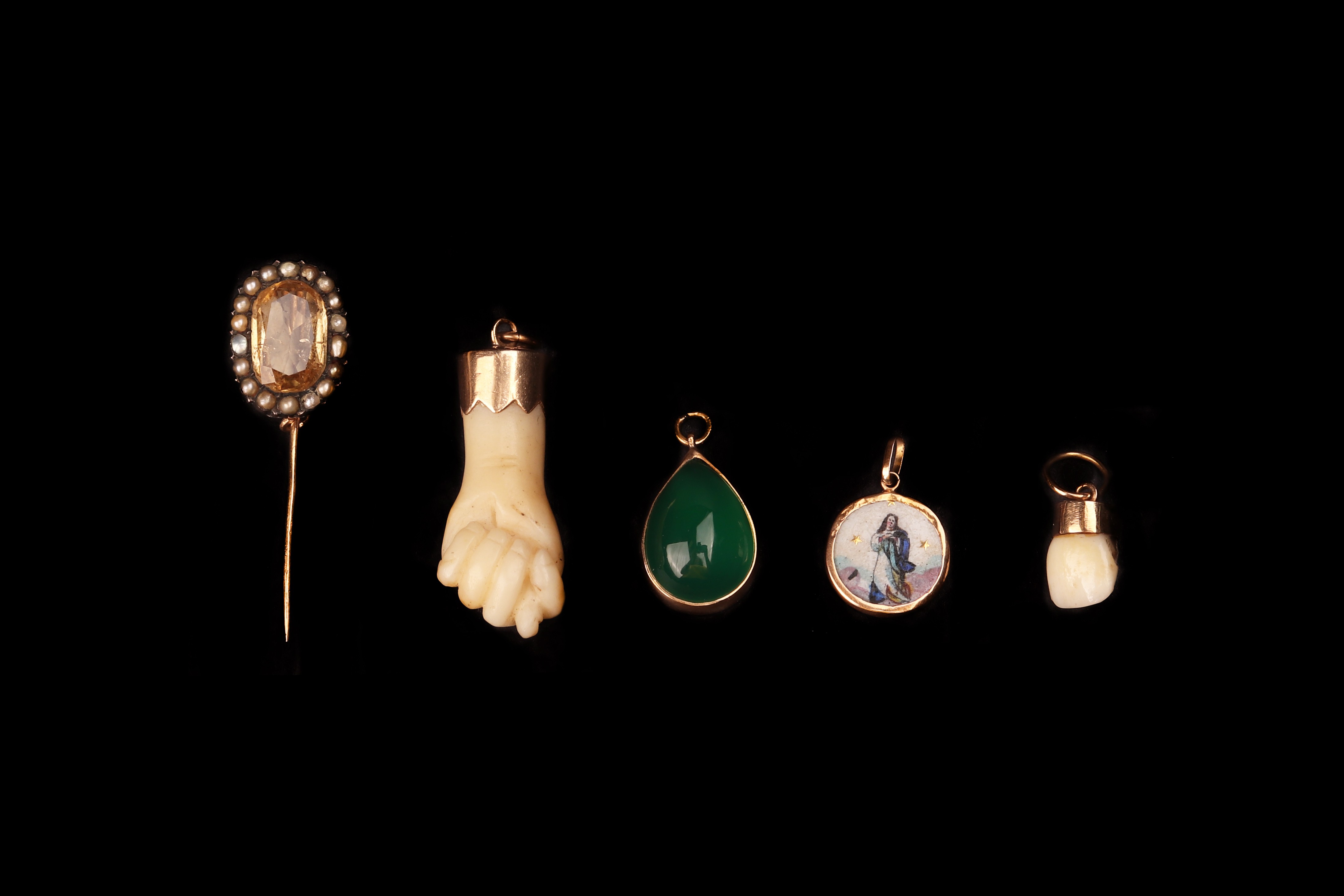 Quatro pendentes com montagens em ouro, séc. XX (meados) (5)