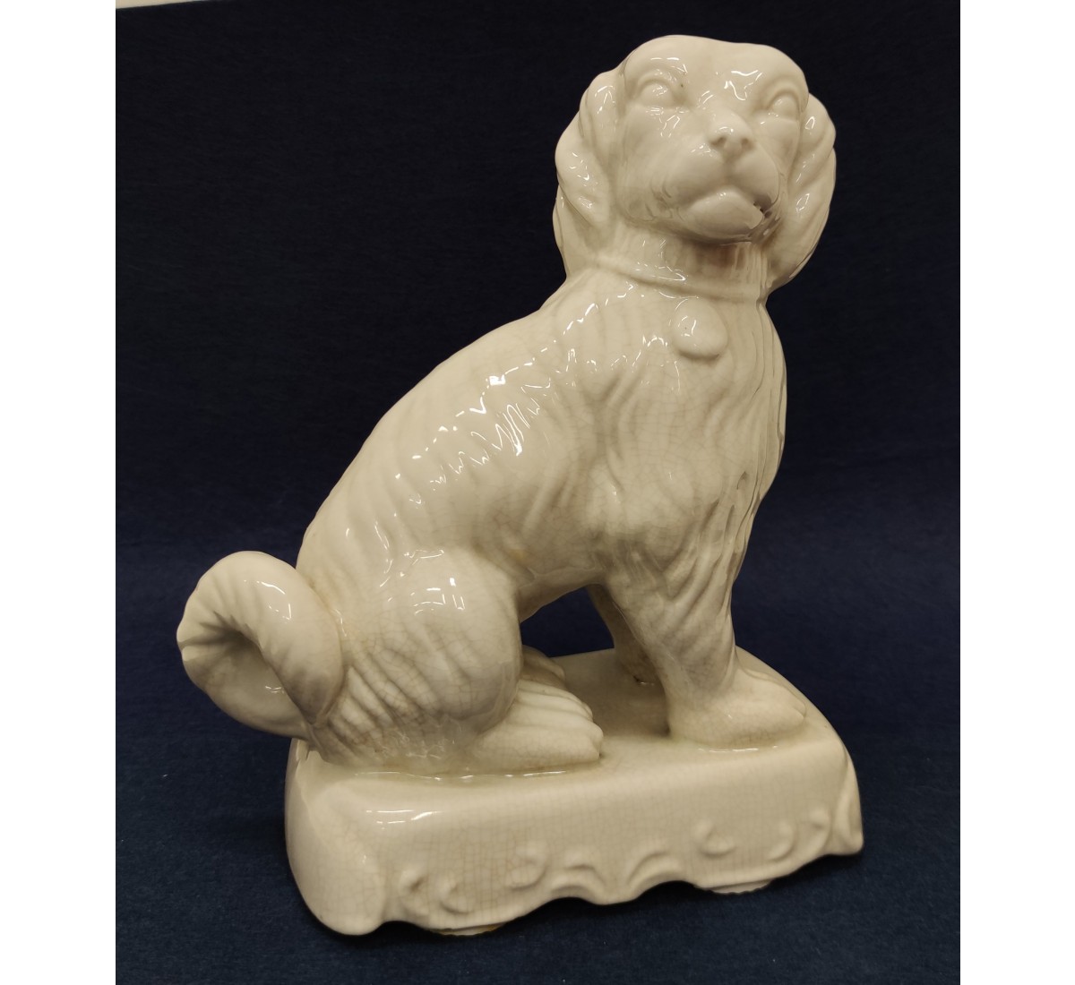 Cão sentado, escultura em faiança