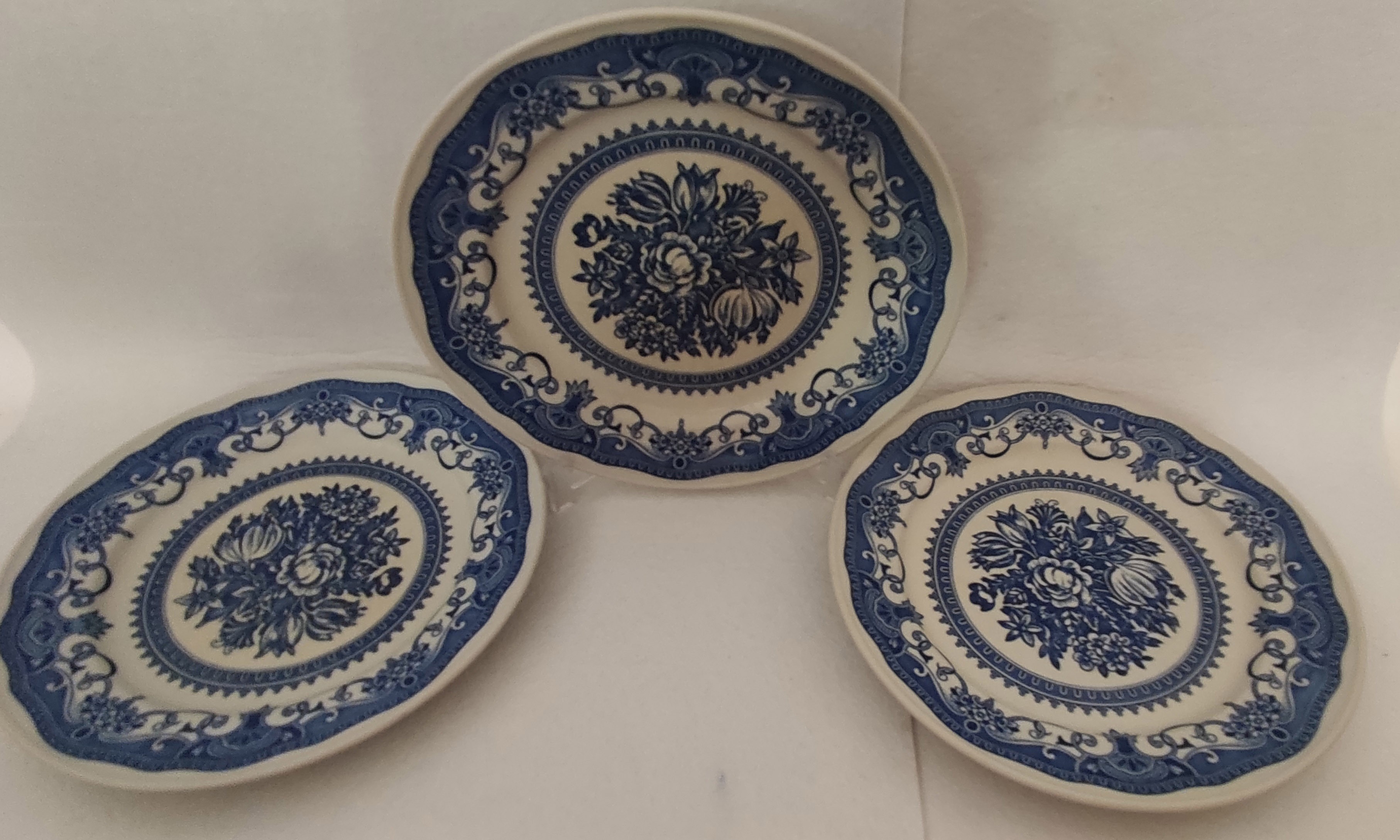 Conjunto de três pratos rasos em porcelana (3)