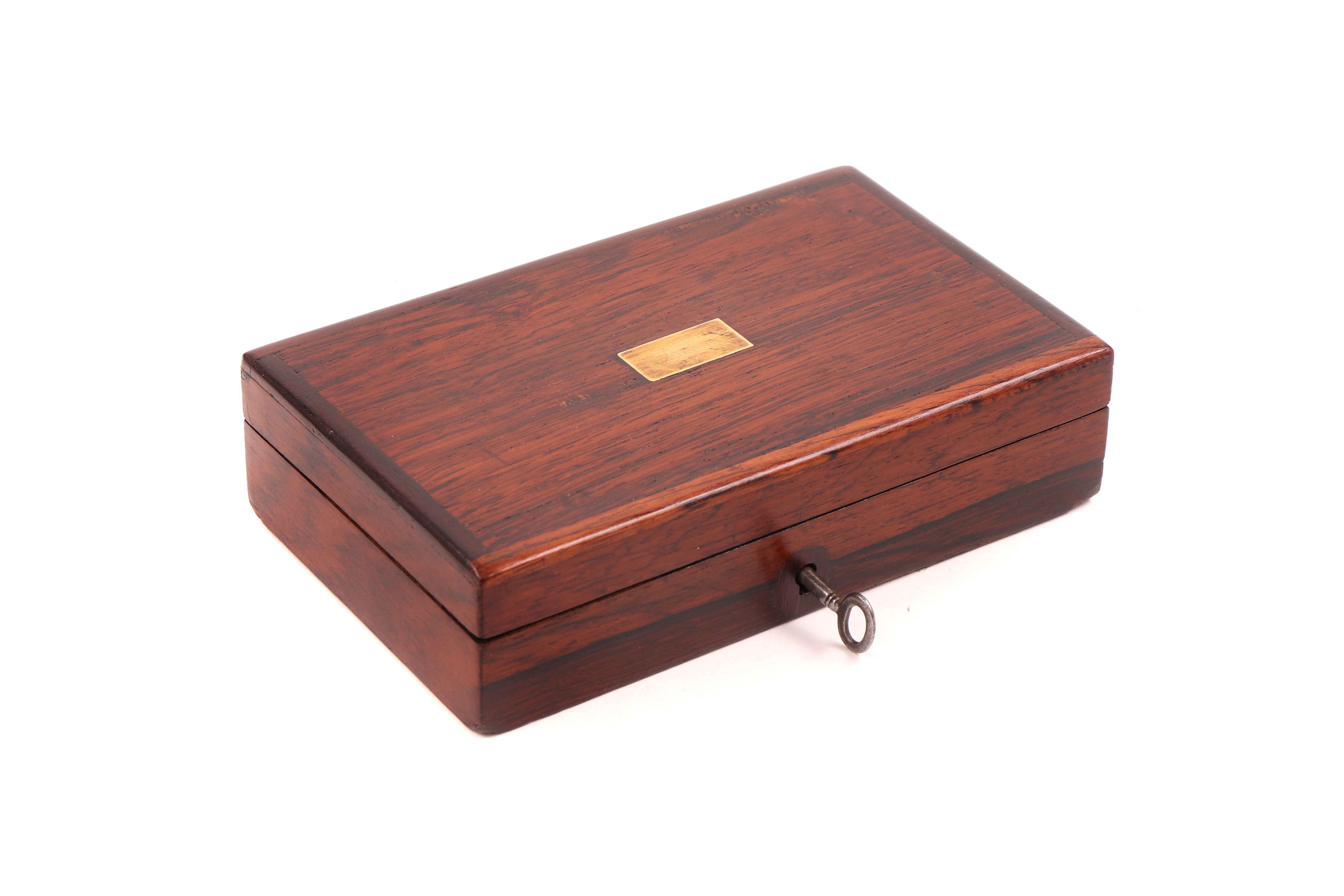 Pequena caixa em madeira exótica