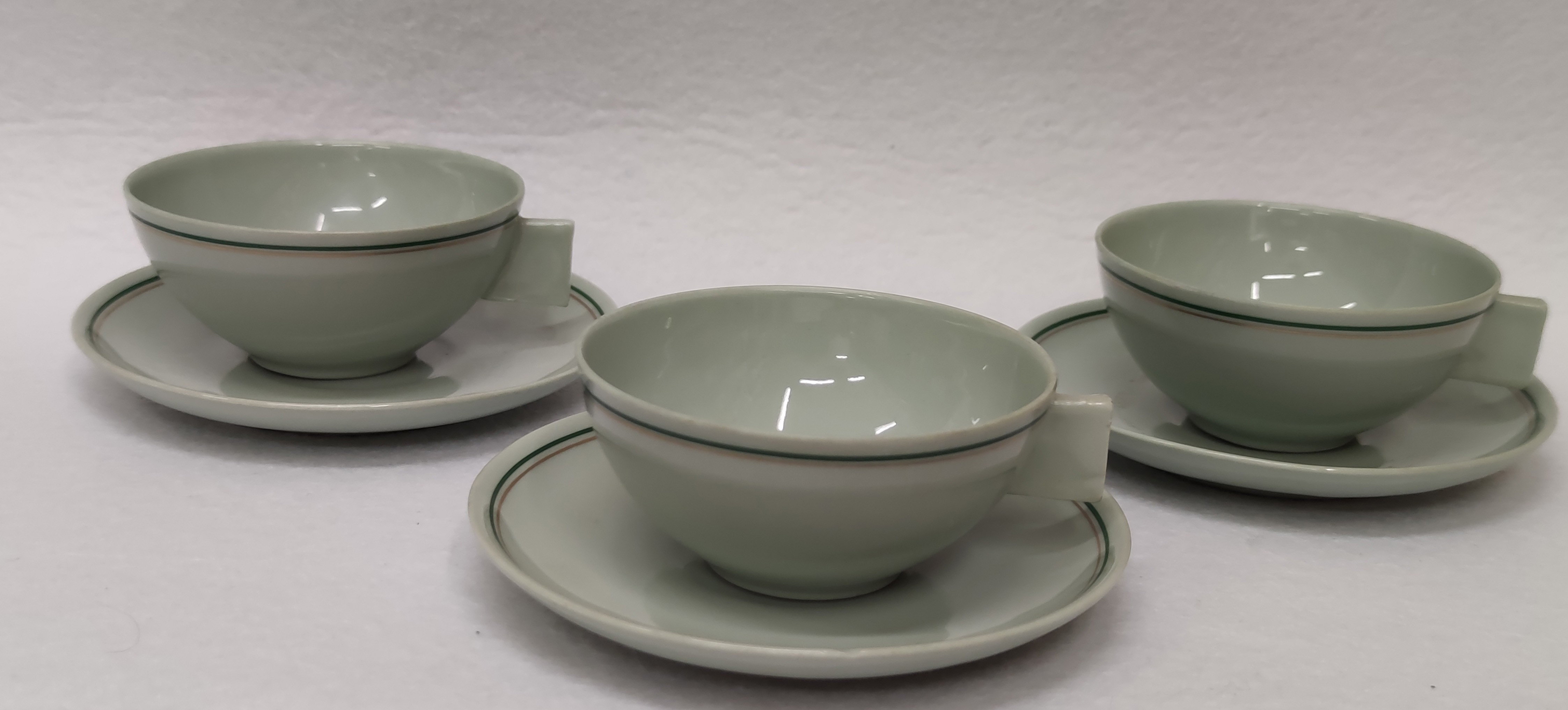 Conjunto de três chávenas com pires em porcelana da Vista Alegre (6)