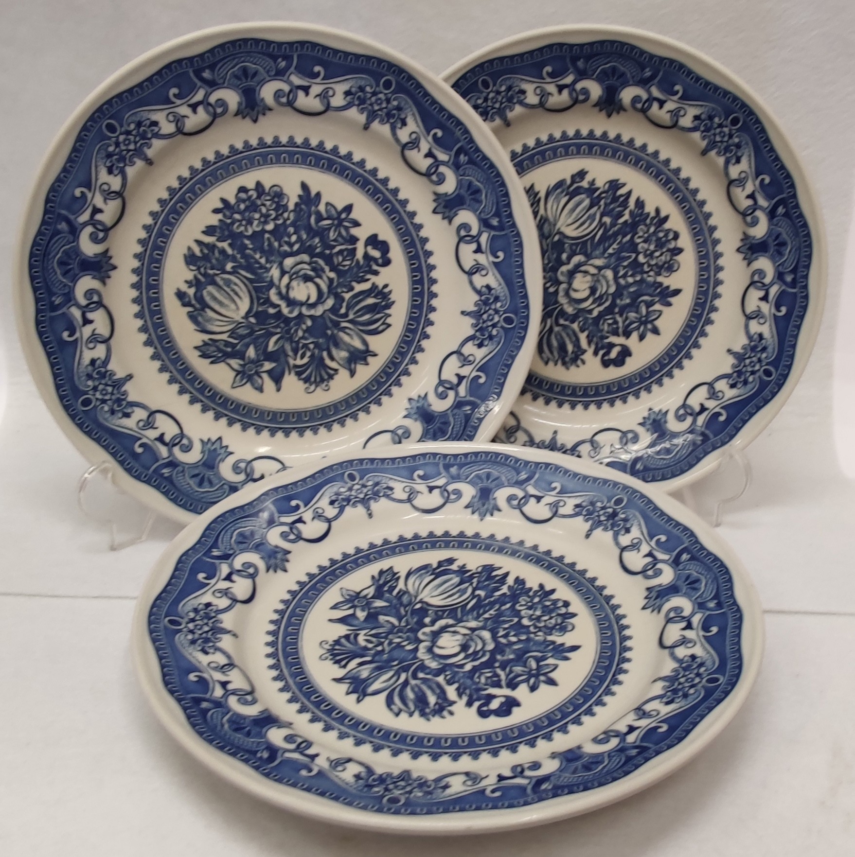 Conjunto de três pratos rasos em porcelana de Coimbra 3)