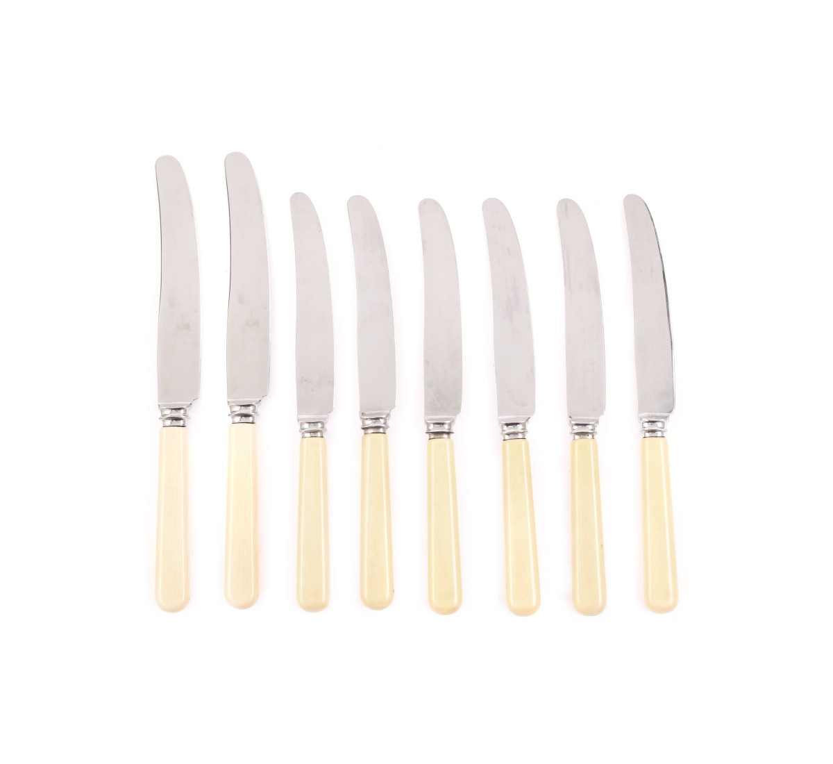 Conjunto de oito facas em metal prateado (8)