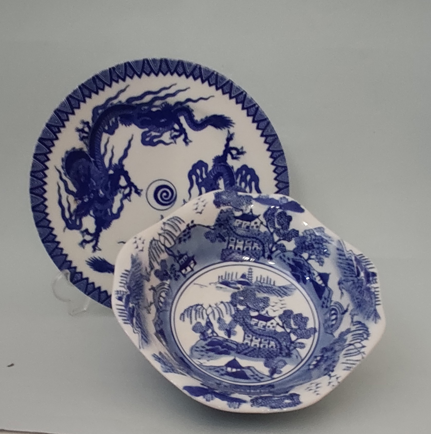 Lote de prato e taça em porcelana oriental (2)