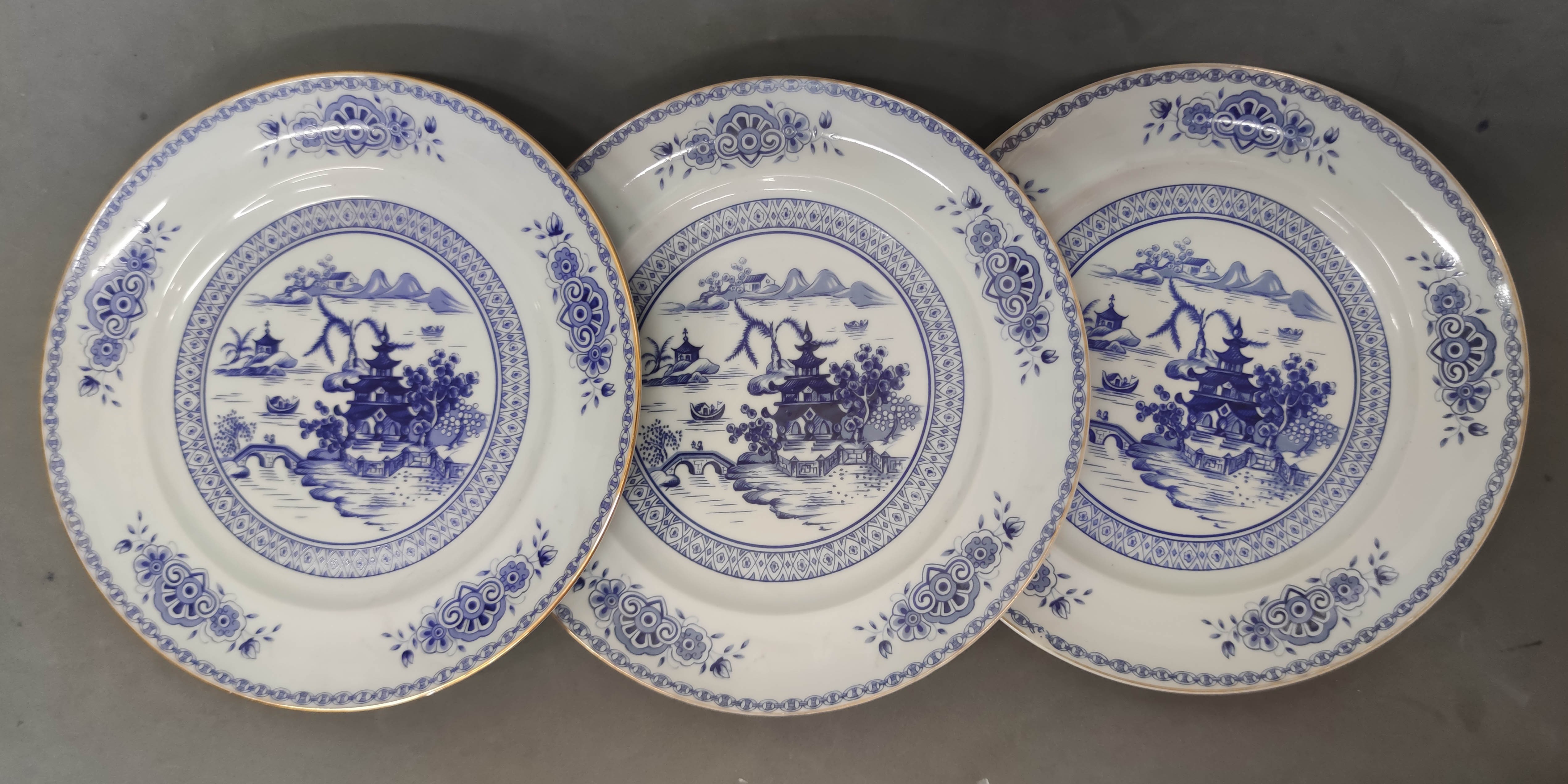 Conjunto de três pratos rasos em porcelana da Vista Alegre (3)